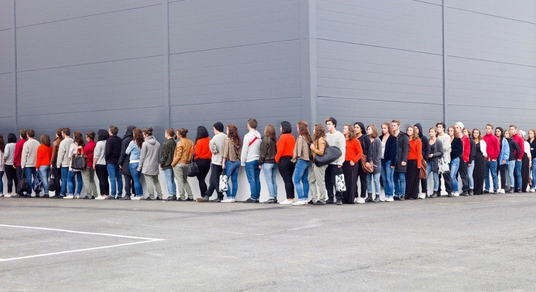 un Français au Québec doit plutôt employer l'expression « faire la file »