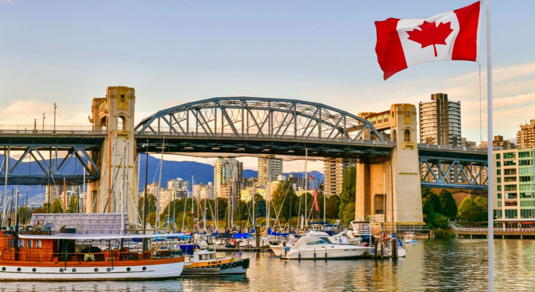 Granville Island à Vancouver vue de la rive Circuit dans l'Ouest canadien