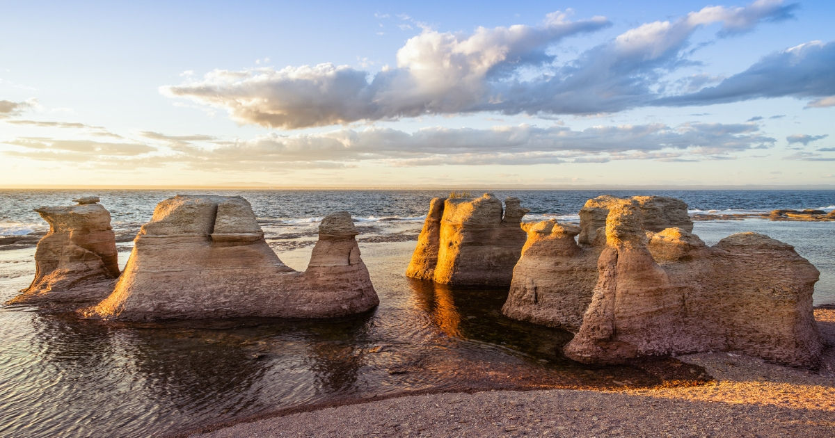 Île Nue de Mingan Couché de soleil sur les monolithe de l'île Nue