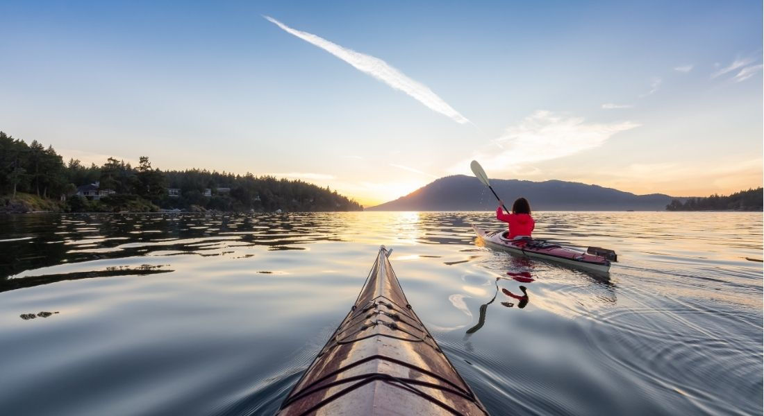 Kayaks sur l'eau au coucher du soleil Kayak île de Vancouver