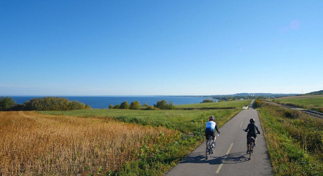 Cyclistes sur la véloroute des bleuets au Lac Saint Jean
