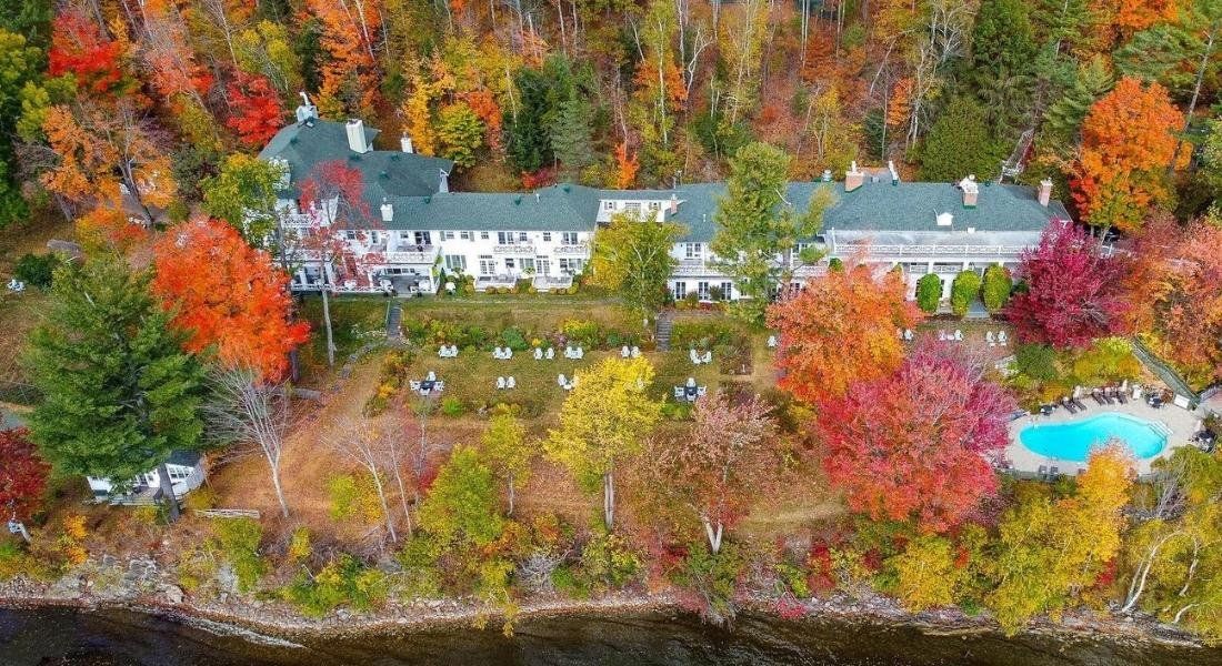 @ Manoir Hovey Vue aérienne automnale du Manoir Hovey