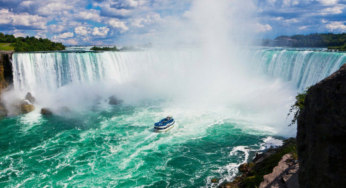 Bateau de Croisière au pied des Chutes du Niagara