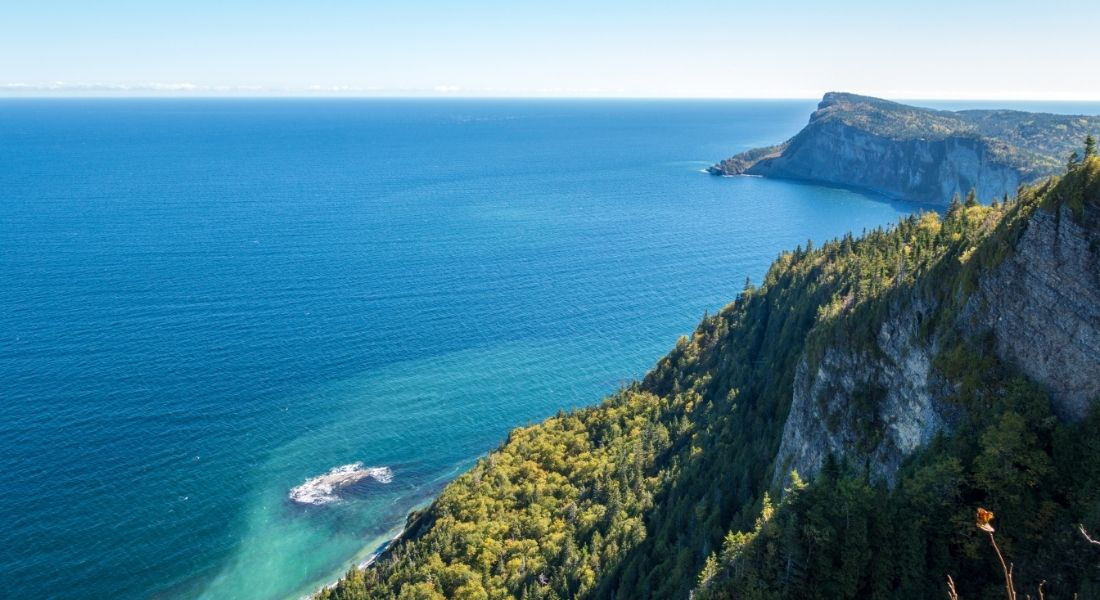 Parc national Forillon à l'est du Canada La côte escarpée et arborée du parc national Forillon