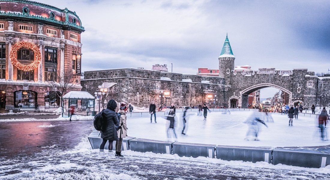 Place d'Youville décorée pour les fêtes Patinoire Place D'Youville Québec
