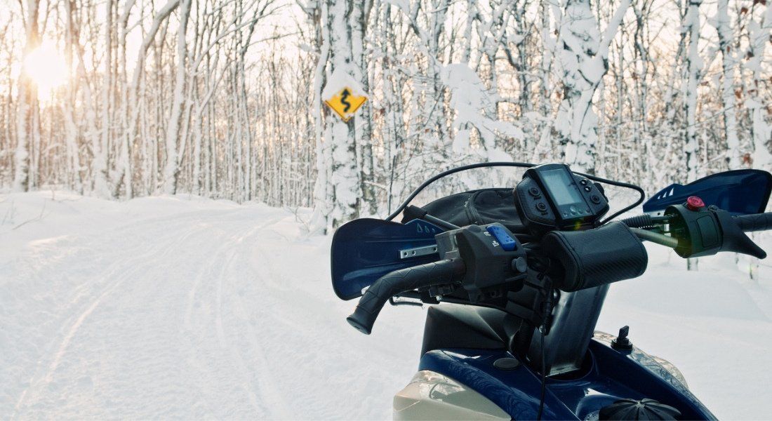 Scooter des neiges au Québec Sentier de motoneige dans la région de Québec