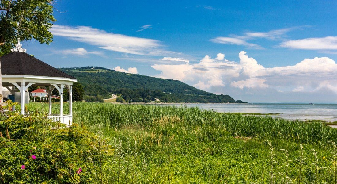 Vue sur le village des éboulement et le fleuve