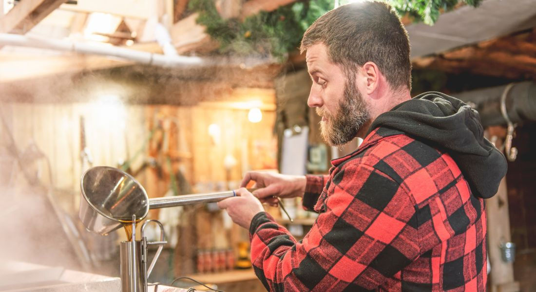 Sirop d'érable Québec Homme préparant du sirop d'érable