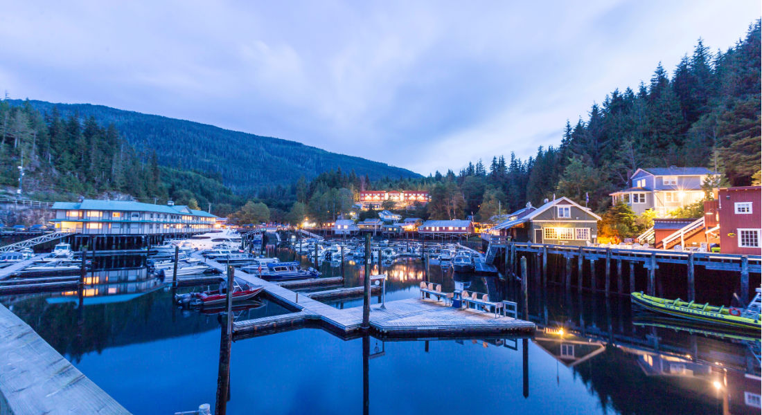 Maisons sur pilotis à Telegraph Cove à la nuit tombante Vancouver Island