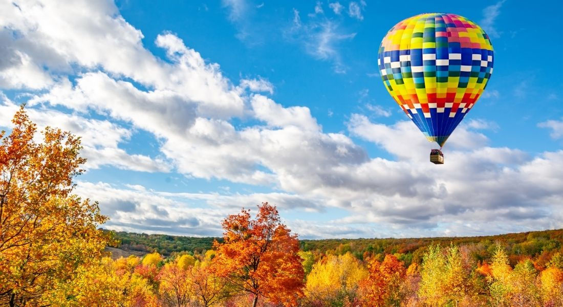 Mongolfière au Québec Vol en montgolfière au dessus des érables au feuillage orangé