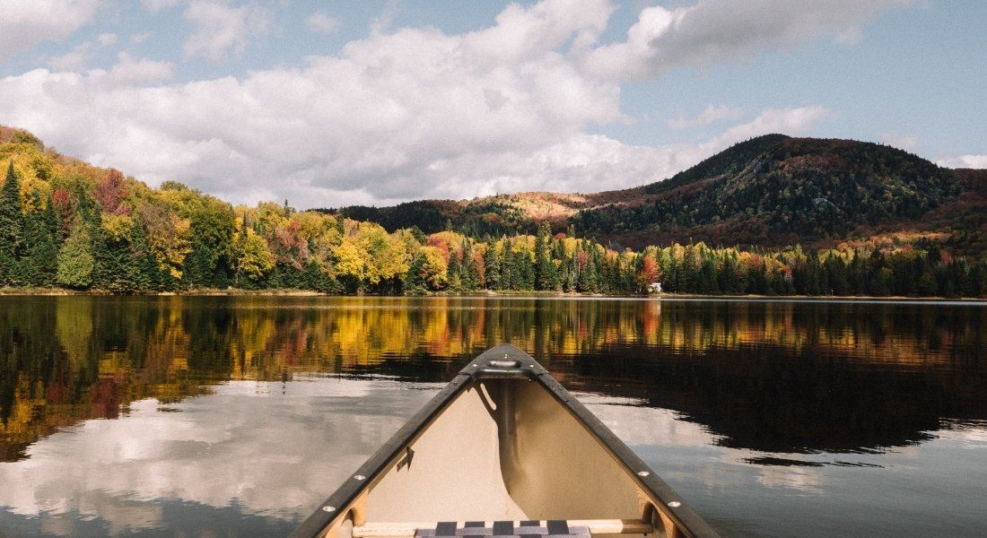 Canot sur un lac au Canada en automne