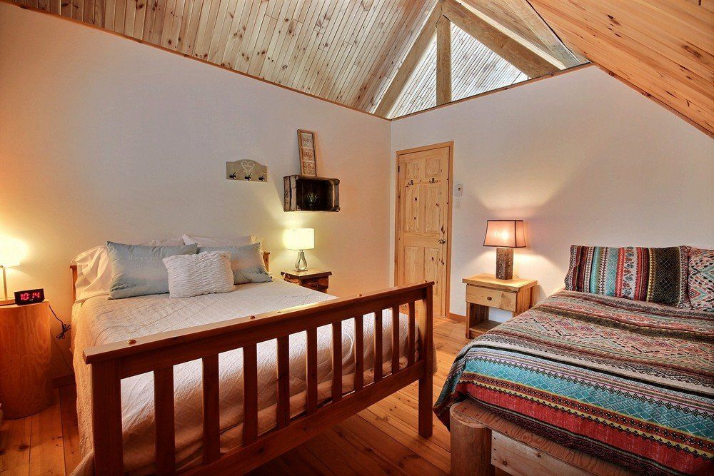 Chalet en bois rond Le Pinecone - Grande chambre avec 2 lits