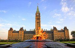 La Flamme du Centenaire en face du Parlement d'Ottawa