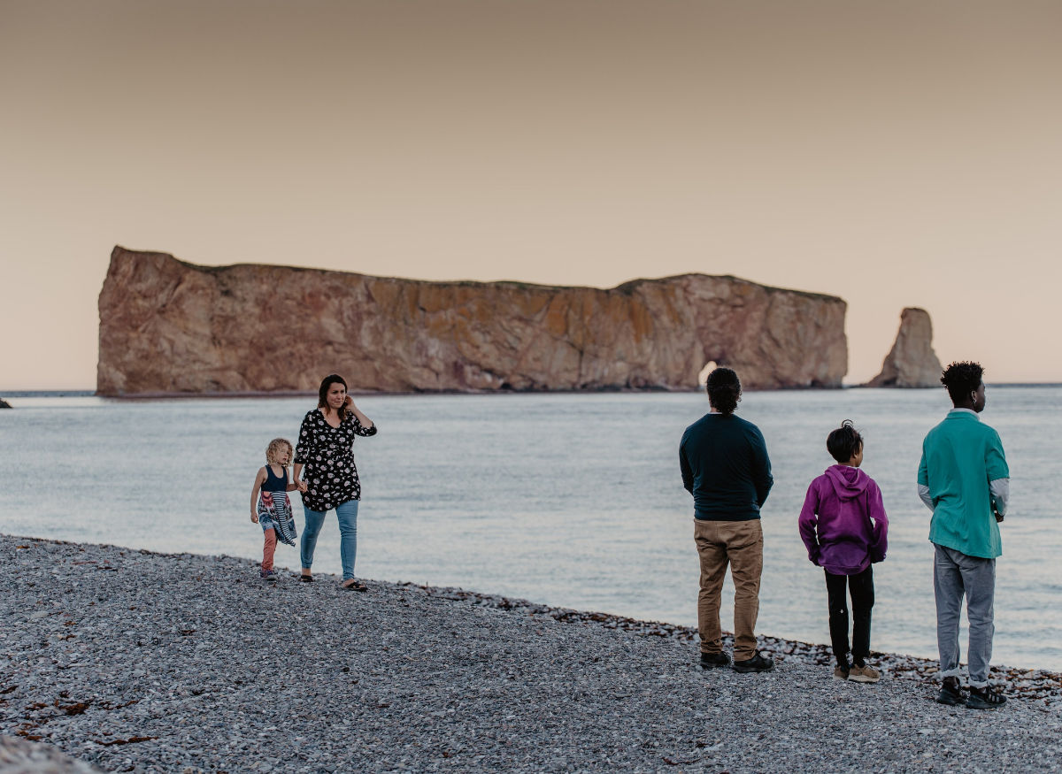 Famille sur une plage en Gaspésie
