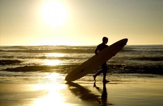 Surfer sur les plages de la Californie (Visit California)