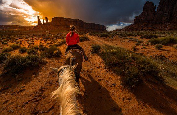 Equitation - Monument Valley (Adobe Istosk)