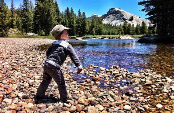 Des roches dans l'eau dans la Tuolumne Meadows (Authentik USA, Simon Lemay)