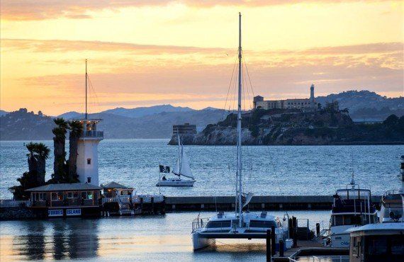 Fisherman's Wharf avec Alcatraz en arrière-plan (Visit California)