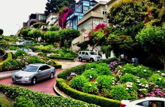 Lombard street, la rue la plus sinueuse au monde (Authentik USA, Simon Lemay)
