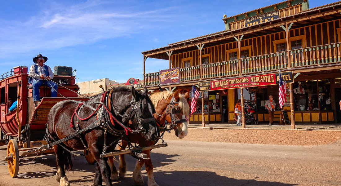 Ville de Tombstone en Arizona Caleche tirée par des chevaux à Tombstone en Arizona