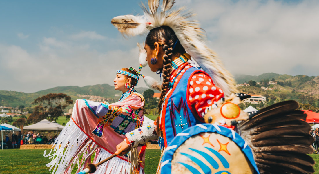 Pow Wow Un pow wow avec deux personnes en habit ancestral