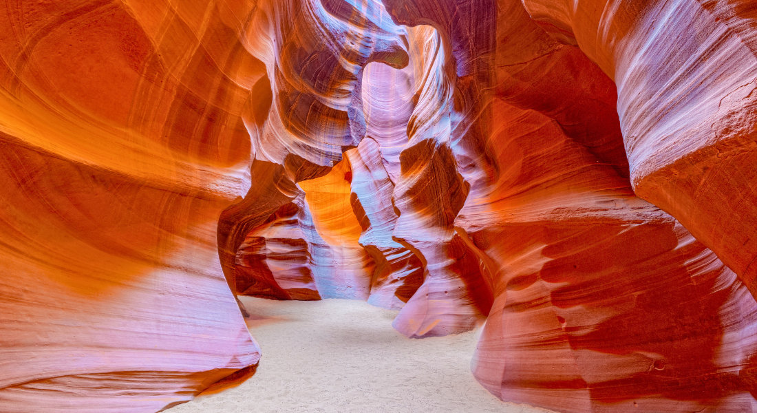Jeu de lumière sur les roches du mythique Antelope Canyon 