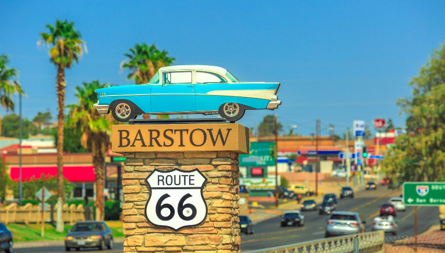 Barstow, étape incontournable sur la Route 66 Entrée de Barstow sur la Route 66 avec une voiture américaine vintage