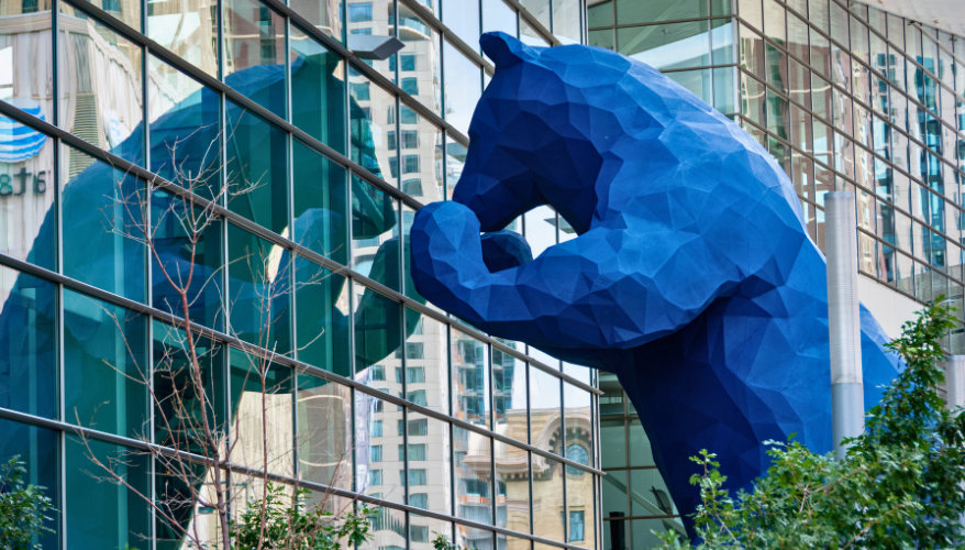 Le Blue Bear de Denver mesure 12 mètres de haut et est devenu le symbole de la ville Grande sculpture du Blue Bear devant le Colorado Convention Center à Denver, dans le Colorado.