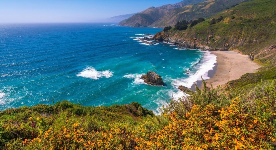 Big Sur en Californie Paysage de la côte californienne avec plage en contre-bas et cyprès