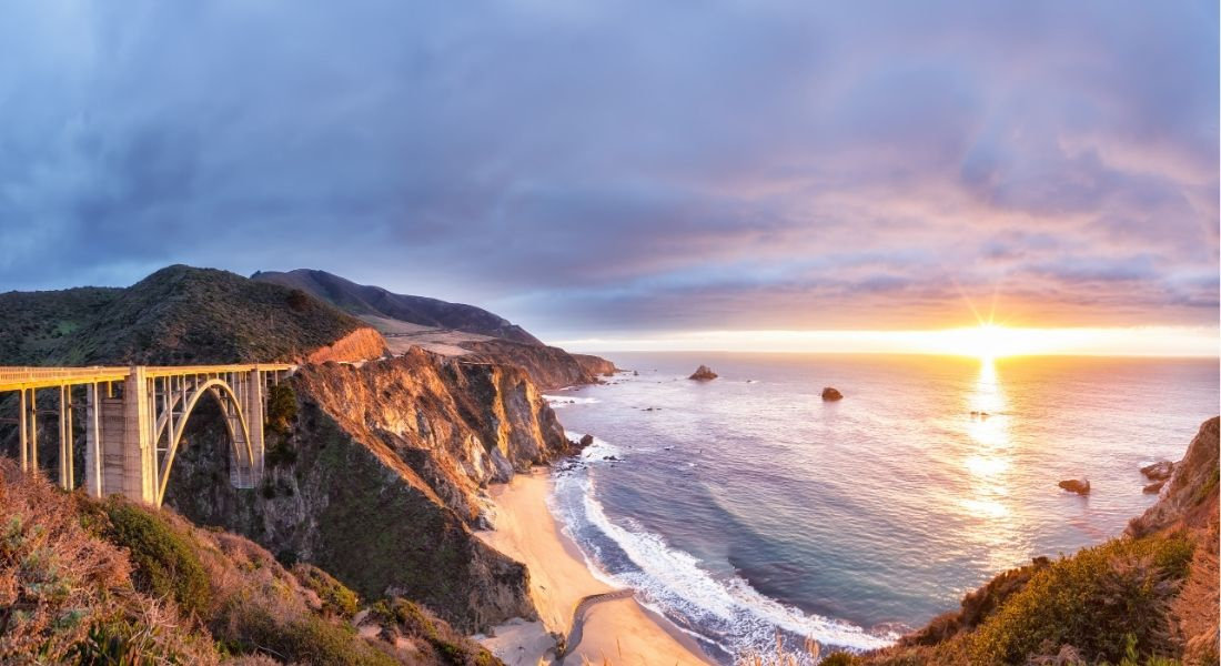 Bixby Creek Bridge le long de la California Coast Bixby Creek Bridge et plage en contre-bas au coucher du soleil