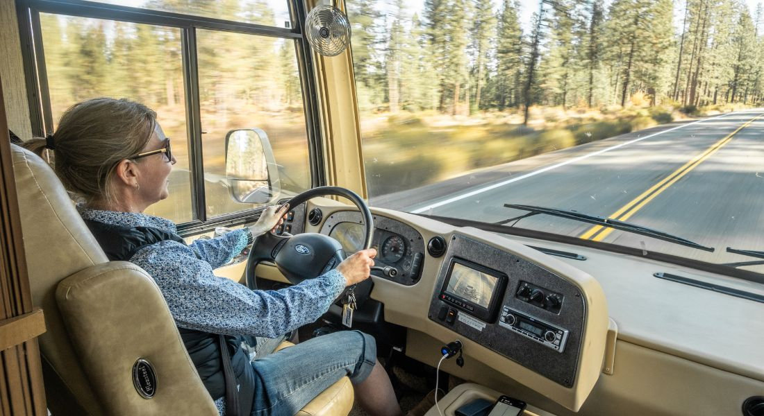 Pourquoi choisir un comparateur de location de camping car plutôt qu’un autre type de site Femme qui conduit un camping-car