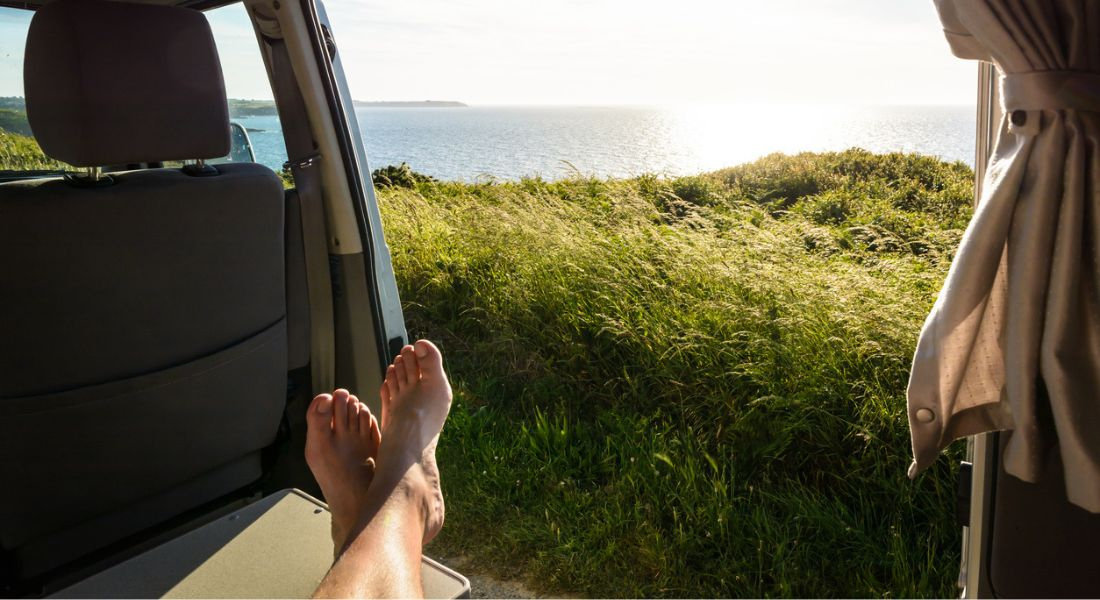 Réservez tôt pour garantir les meilleurs prix et les meilleurs véhicules Personne allongée dans son camping car