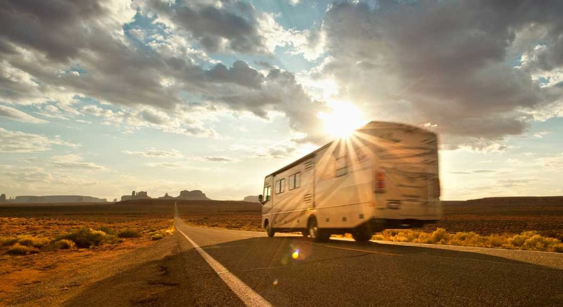 Analysez les assurances et les frais additionnels pour éviter les mauvaises surprises Camping car sur la route dans l'ouest américain
