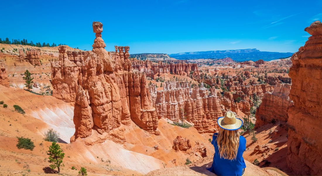 Bryce Canyon national park Femme regardant le panorama sur Bryce Canyon