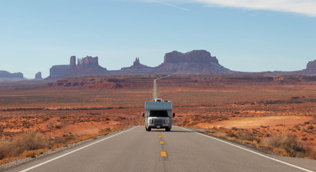 un camping car sur la route de Monument Valley
