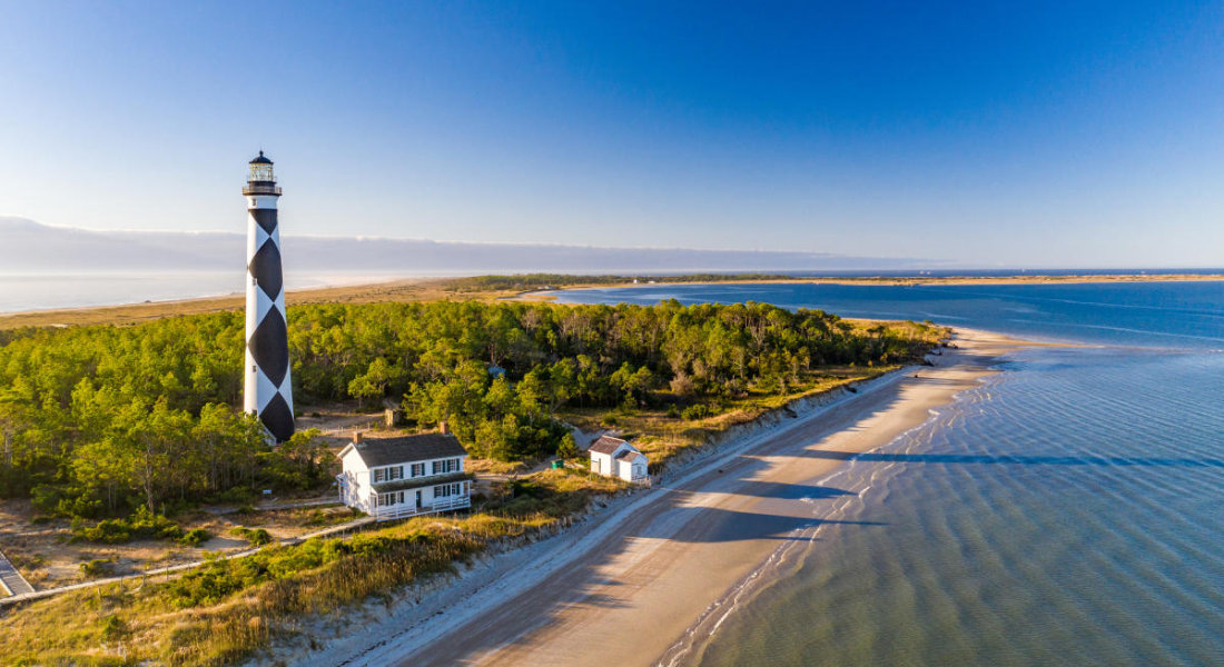Vue aérienne sur le plage et le phare de Cape Lookout en Caroline du Nord