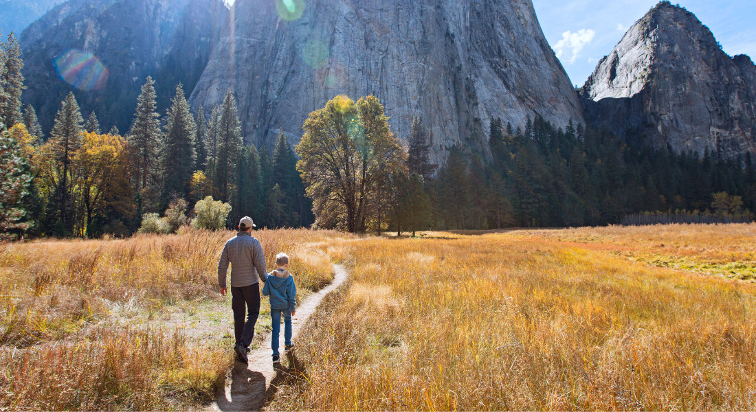 Le parc national de Yosemite est adapté aux familles Père et son fils sur un sentier au parc national de Yosemite