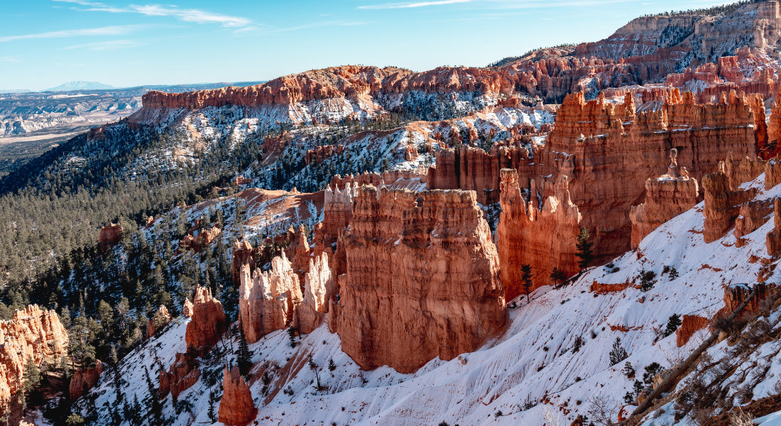 L'hiver au parc national de Bryce Canyon Neige sur les roches du Bryce Canyon