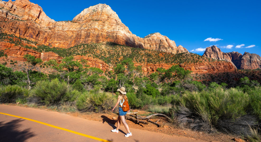 Parc national de Zion Femme qui marche sur un sentier au parc national de Zion