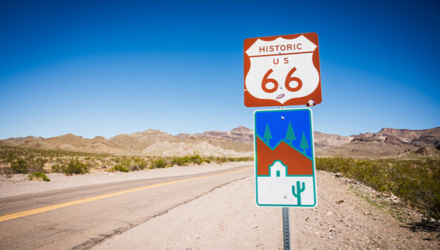 Historic Route 66 dans le désert californien Panneau Historic Route 66 au bord de la route dans le désert californien