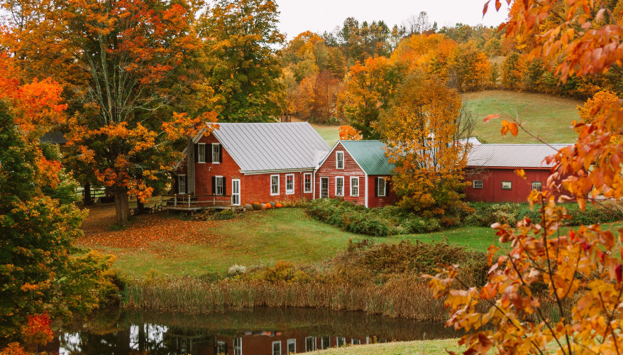 Une ferme typique du Vermont Ferme traditionnelle à Woodstock dans le Vermont en automne