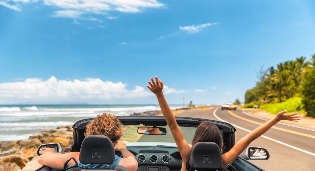 @Maridav - shutterstock_2115317861 Couple en décapotable sur les routes de Floride