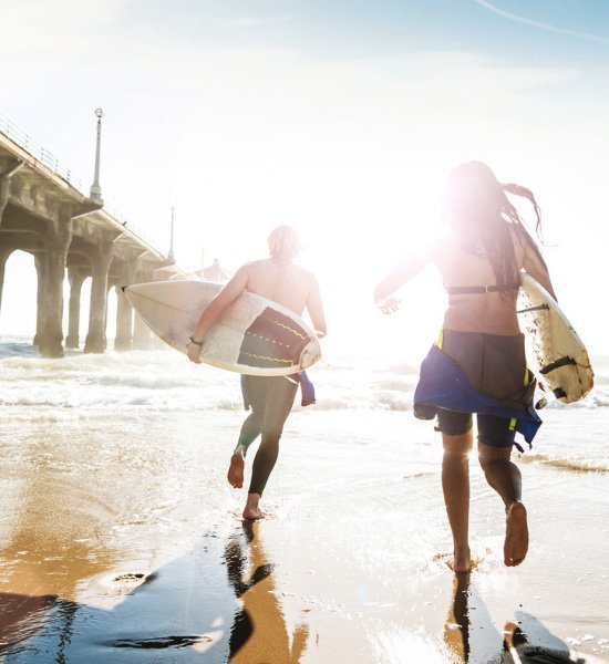 Surfeurs sur la plage de Manhattan