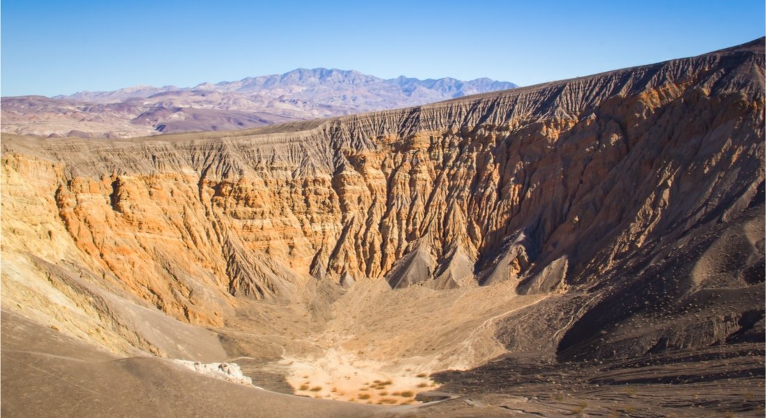 Cratère impressionnant dans le parc Death Valley en Californie