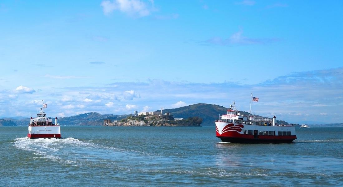 Bateau de croisière dans la baie de San Francisco