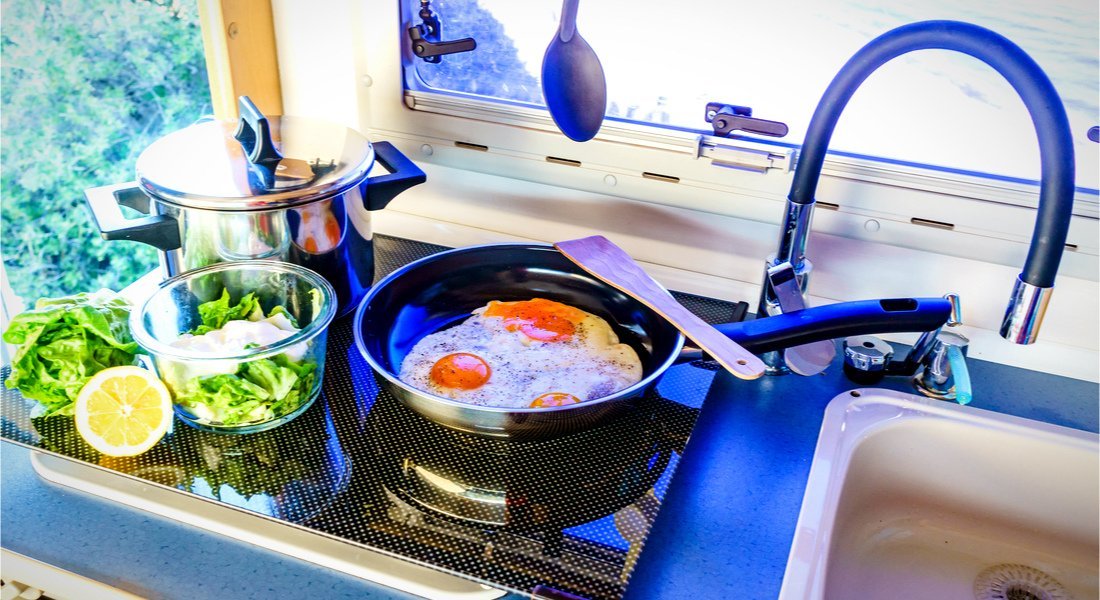 À table les amis, le repas en camping-car est prêt @Voyagerix Shutterstock
