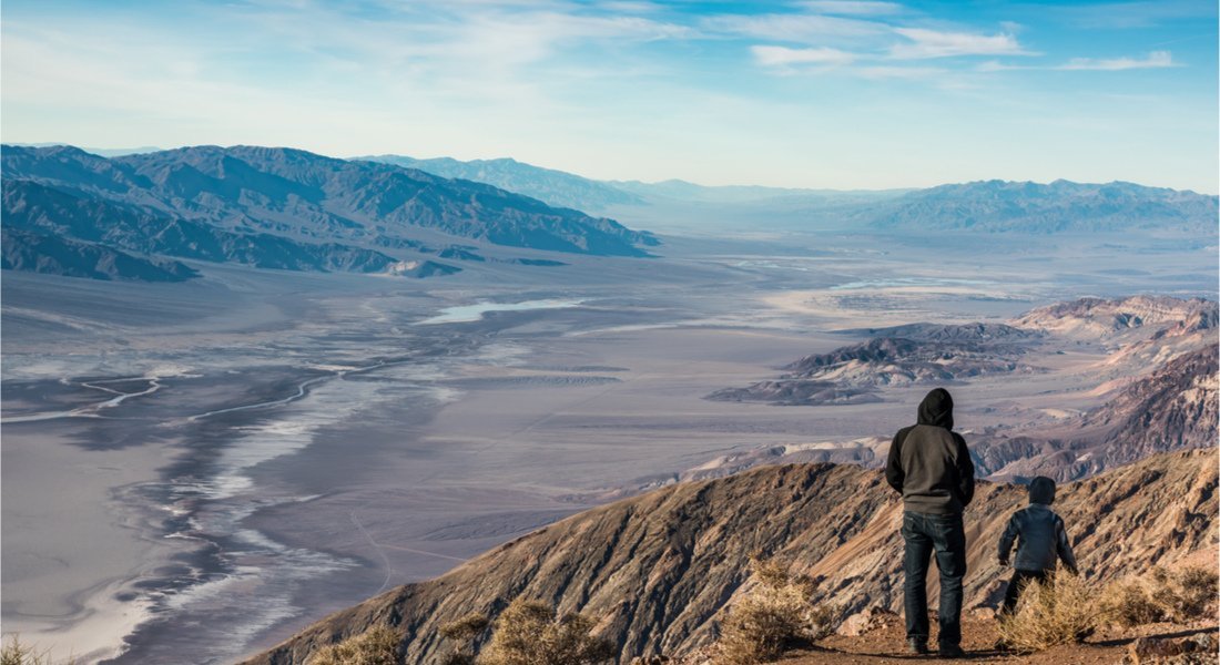 Un père et son fils face au paysage de la Death Valley à Dantes View 