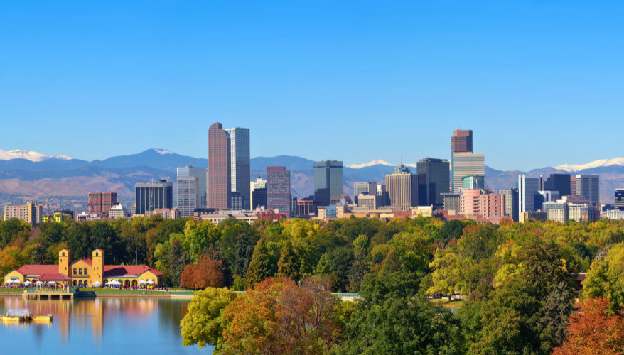 Denver est surnommée la « Mile High City » car son altitude atteint exactement un mile (1 609 m) Skyline de Denver sous le soleil, dernière étape d'un road trip de 15 jours dans les Rocheuses américaines.