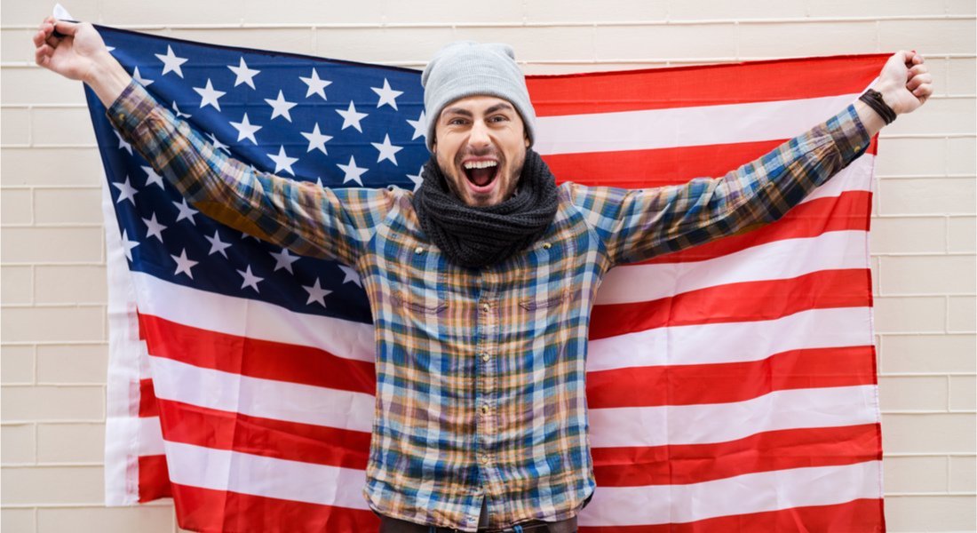 Un homme tenant le drapeau américain