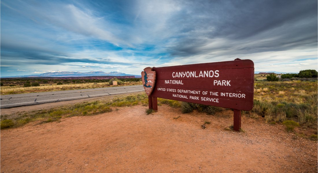 Vue sur le panneau d'entrée du parc national de Canyonlands